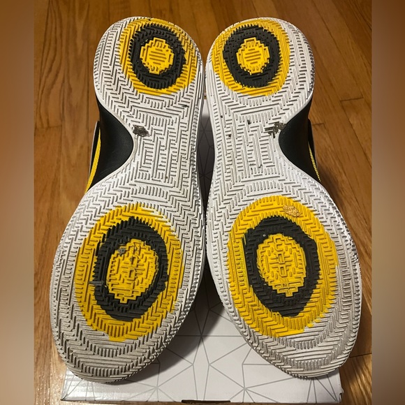 Nike Kyrie Low - Men size 12 - used - with box - Picture 2 of 3